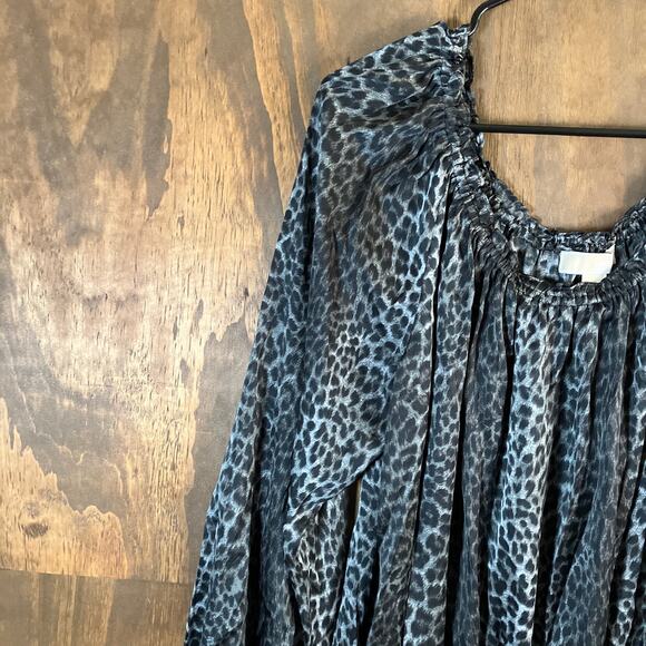 Michael Kors Womens Blouse Gray Leopard Print Off The Shoulder Smocked Peplum XL - Picture 4 of 12
